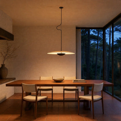 Suspension effet bois allumée au-dessus d'une table de teck dans une salle à manger d'architecte