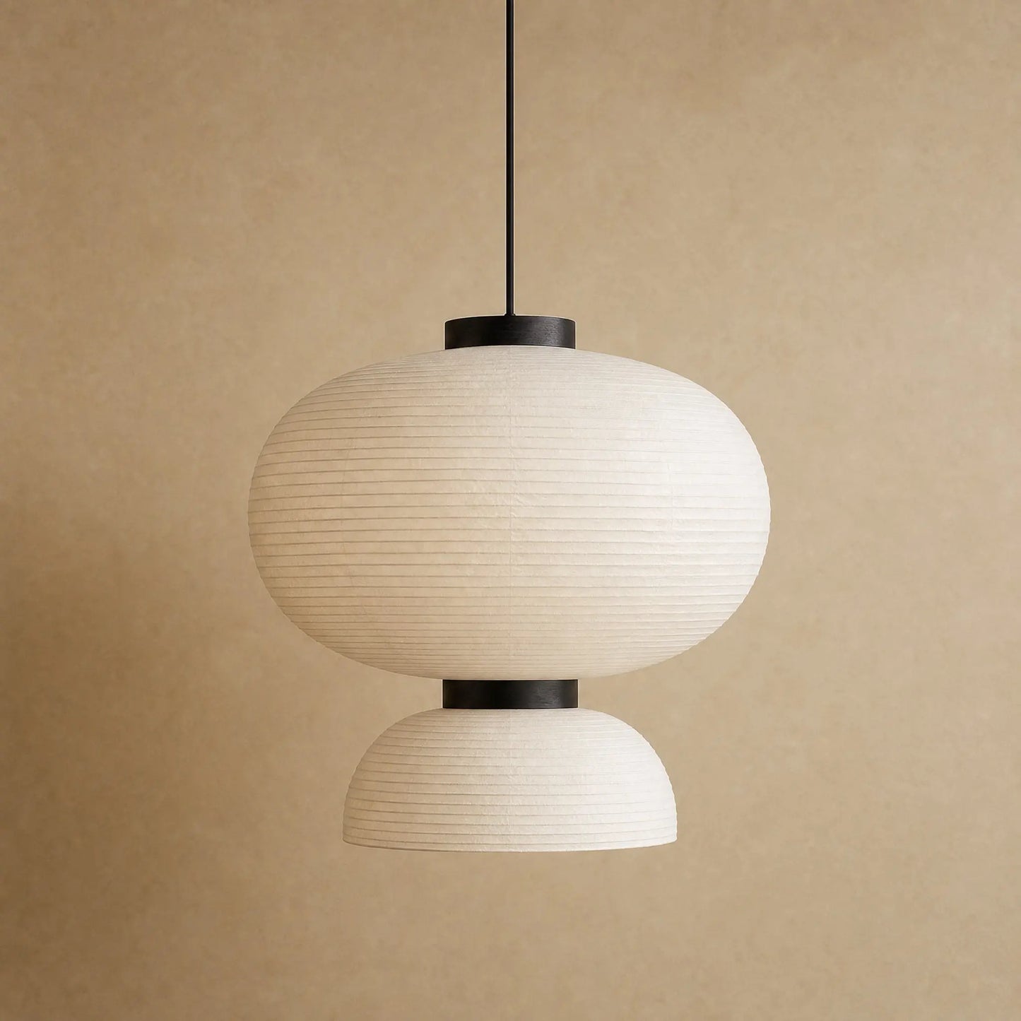 Suspension papier de riz Karumiya, packshot sphère Ø 55 cm sur fond minéral chaud | Delvanie