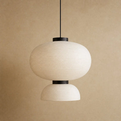 Suspension papier de riz Karumiya, packshot sphère Ø 55 cm sur fond minéral chaud | Delvanie