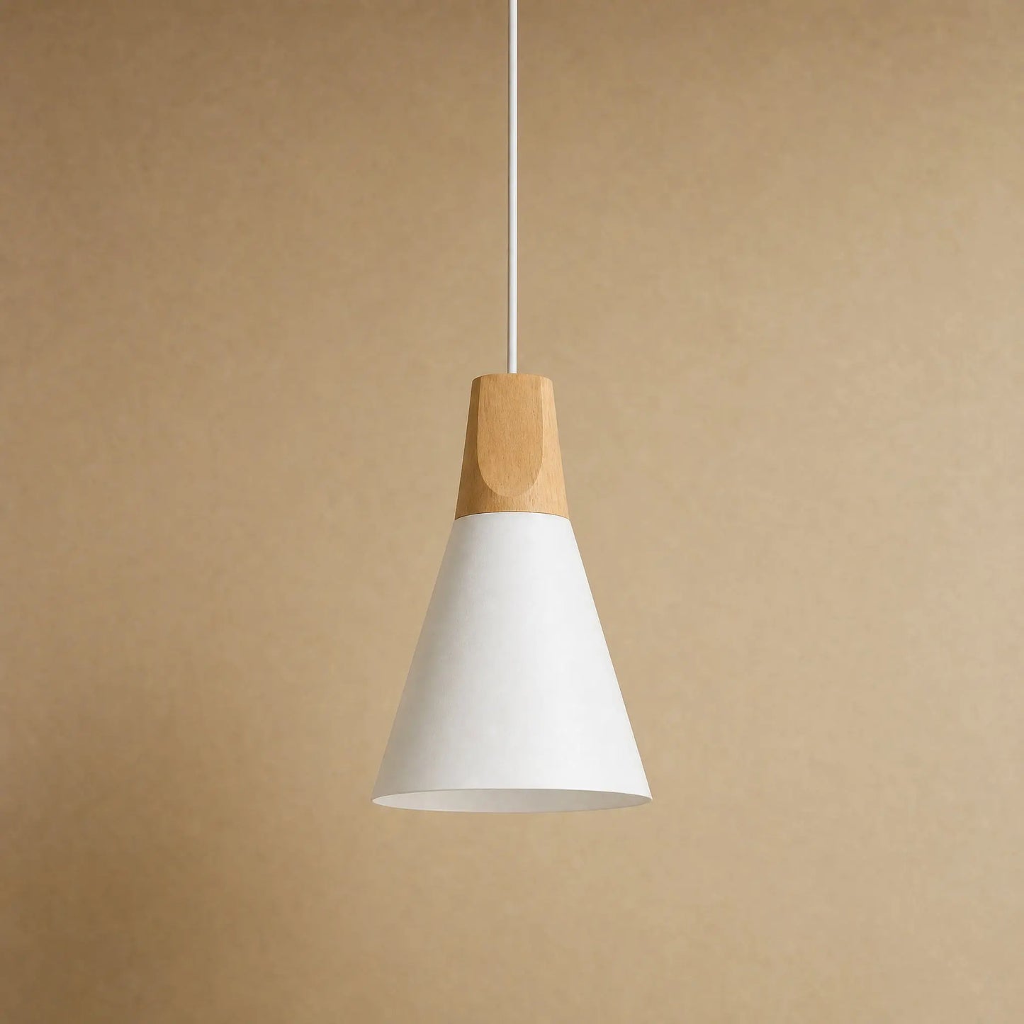 Suspension scandinave Askelya silhouette fuseau blanc, bois massif et fer laqué | Delvanie