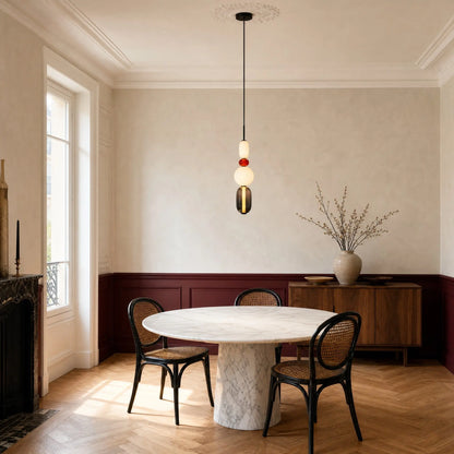 Suspension verre coloré Zuccara quatre perles au-dessus d'une table ronde de marbre art déco