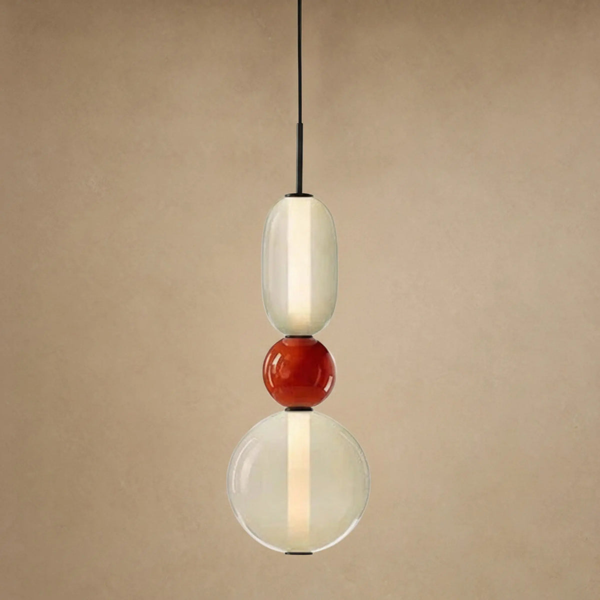 Suspension verre coloré Zuccara, trois perles à bille rouge et crème, hauteur 39 cm