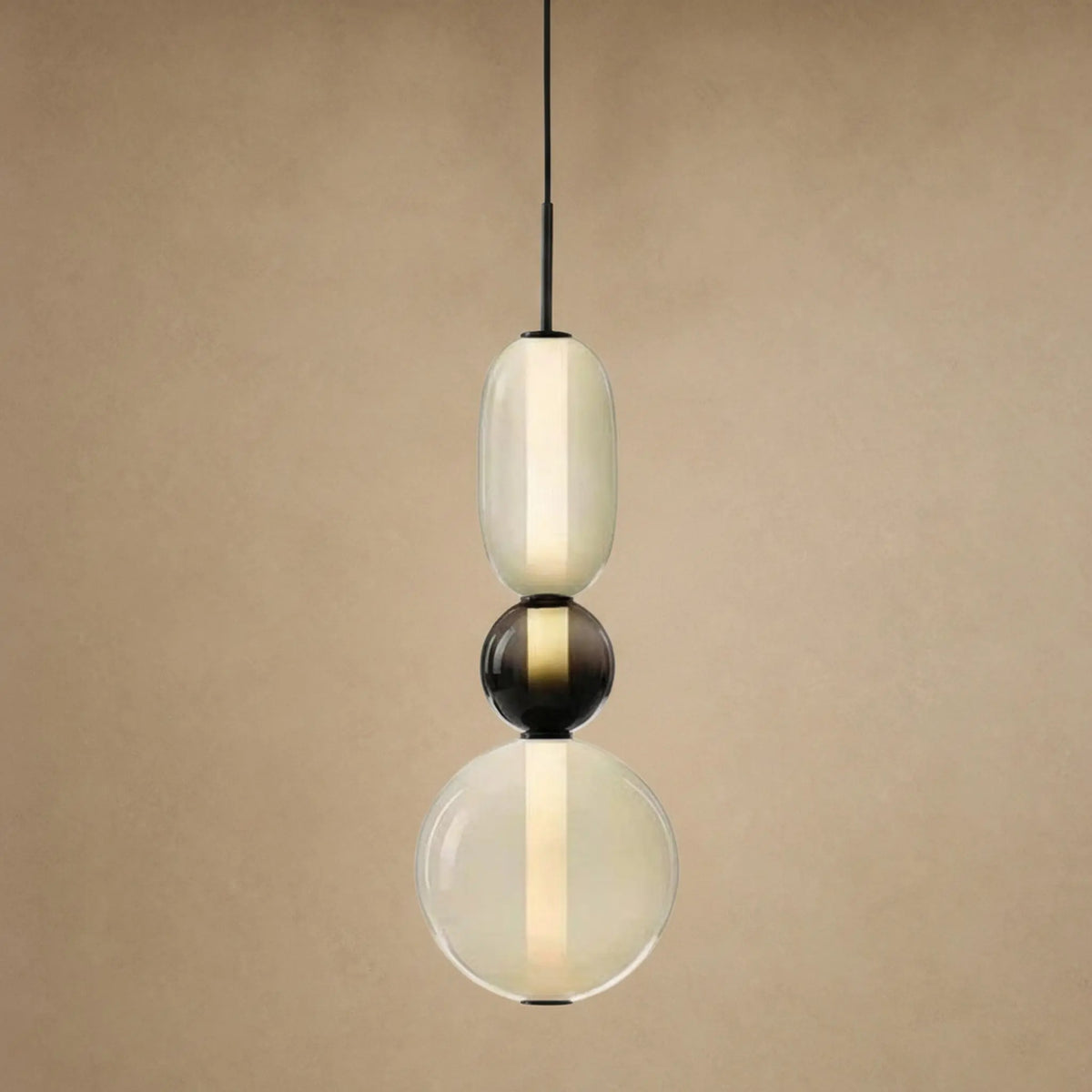 Suspension verre coloré Zuccara, trois perles à bille noire et crème, hauteur 39 cm