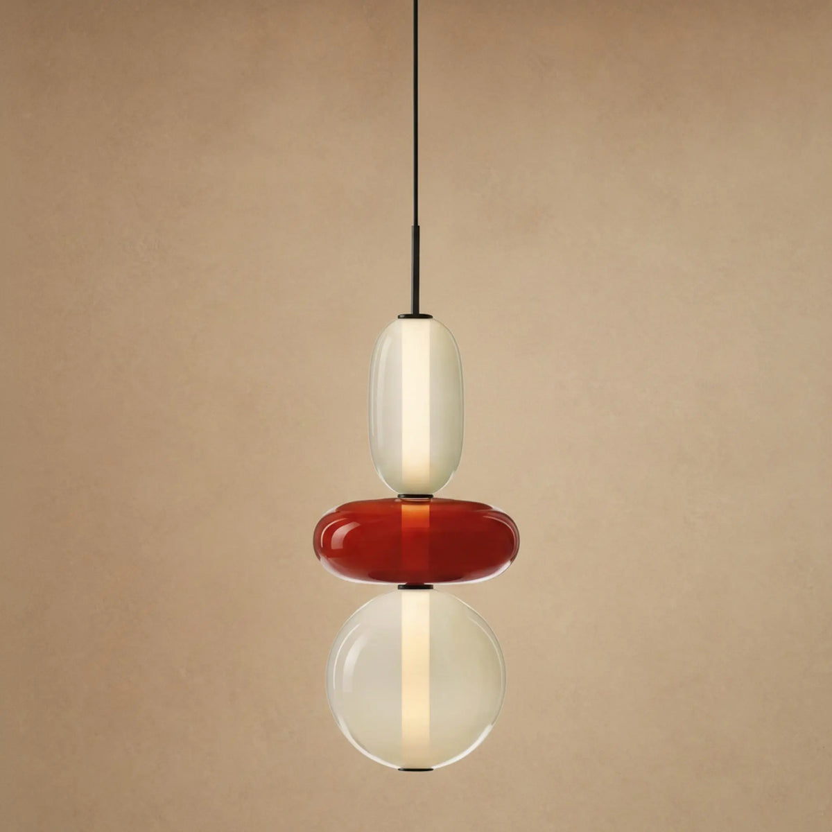 Suspension verre coloré Zuccara, trois perles à galet rouge et crème, hauteur 39 cm