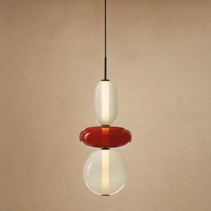 Suspension verre coloré Zuccara, trois perles à galet rouge et crème, hauteur 39 cm