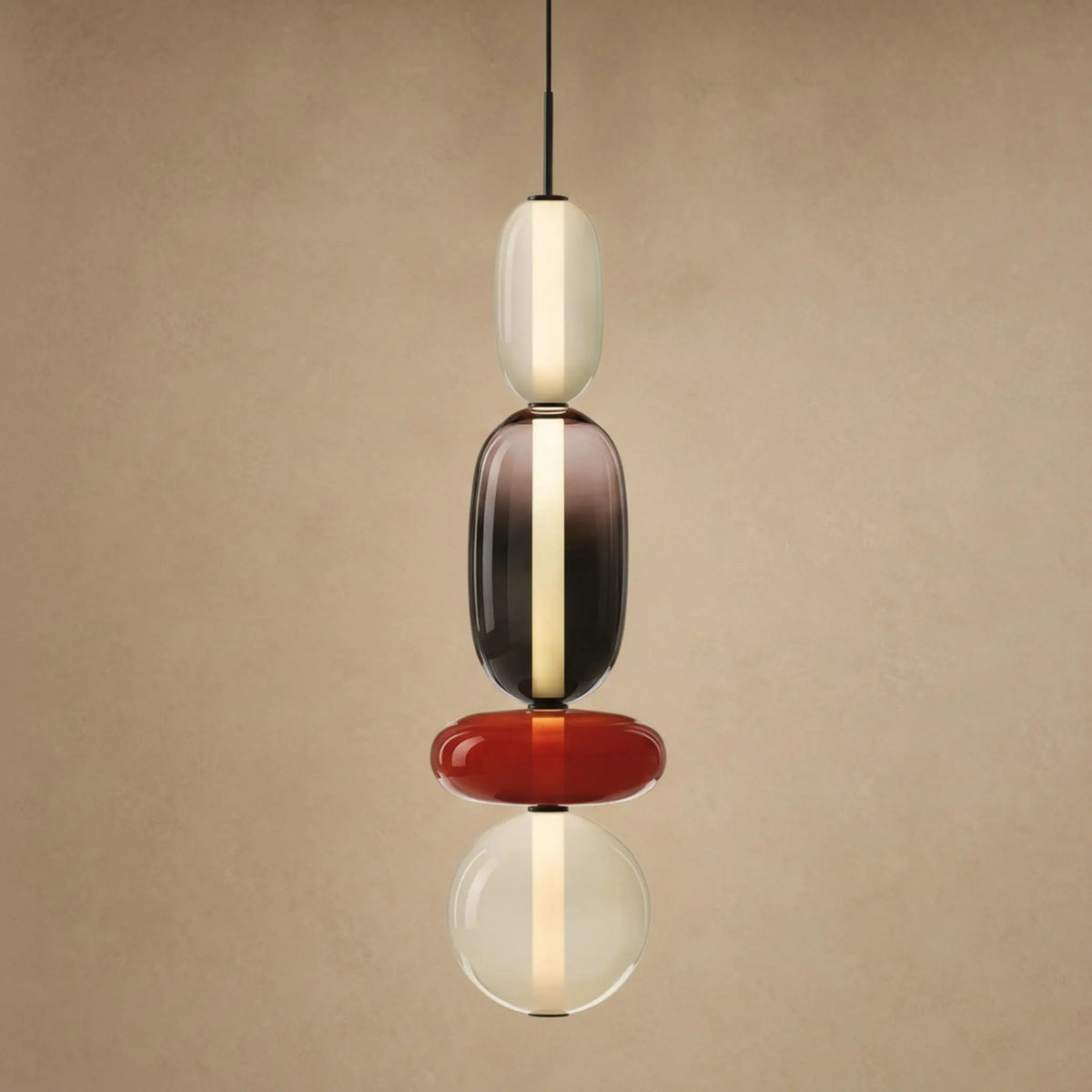 Suspension verre coloré Zuccara, quatre perles fumé, rouge et crème, hauteur 59 cm