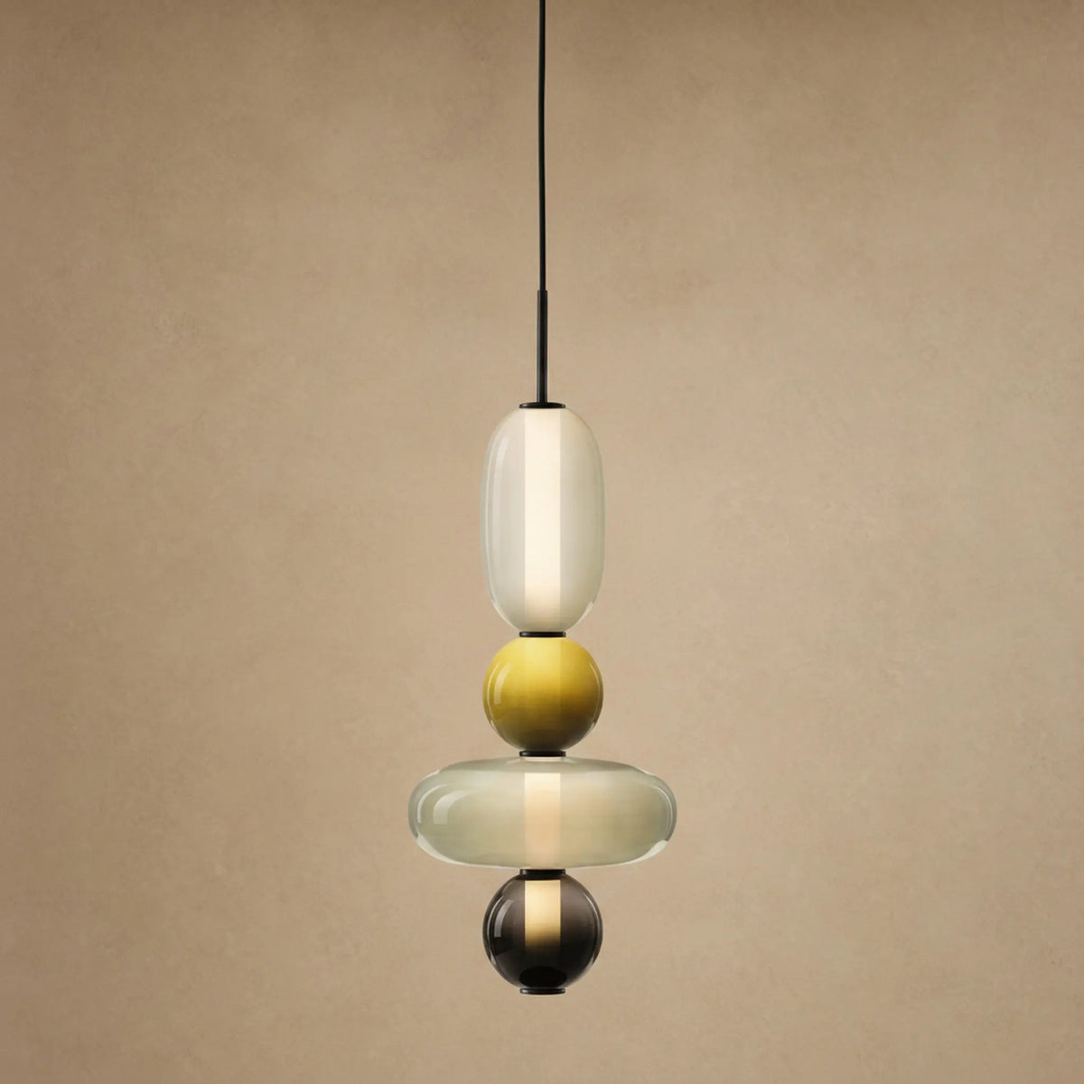 Suspension verre coloré Zuccara, quatre perles à bille jaune et galet olive, hauteur 50 cm