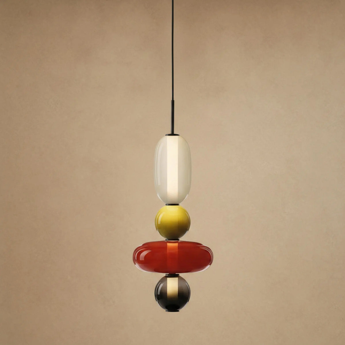 Suspension verre coloré Zuccara, quatre perles à bille jaune et galet rouge, hauteur 50 cm