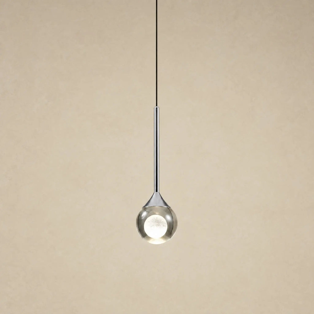 Suspension en verre fumé Cendrys, finition chrome poli, boule de 10 cm à cœur de lune givré