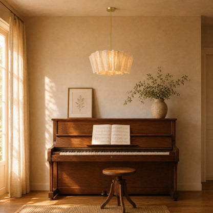 Suspension Rinaya sur tige dorée Ø 50 cm allumée au-dessus d'un piano droit | Delvanie