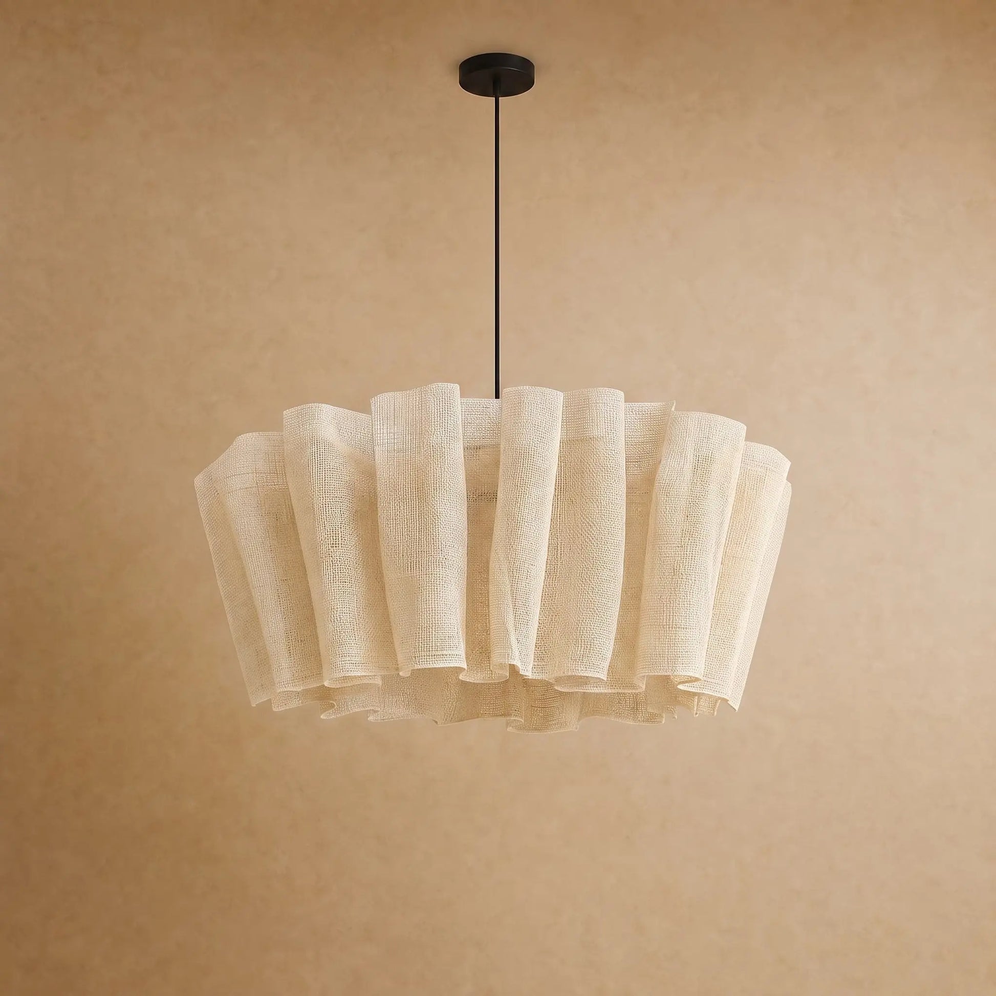 Suspension en tissu plissé Rinaya coloris Ivoire, packshot studio | Delvanie