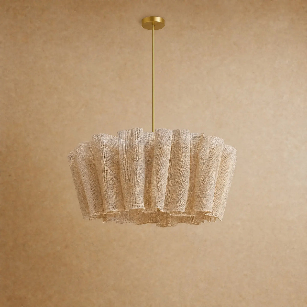 Suspension en tissu Rinaya sur tige dorée 120 cm, packshot studio | Delvanie