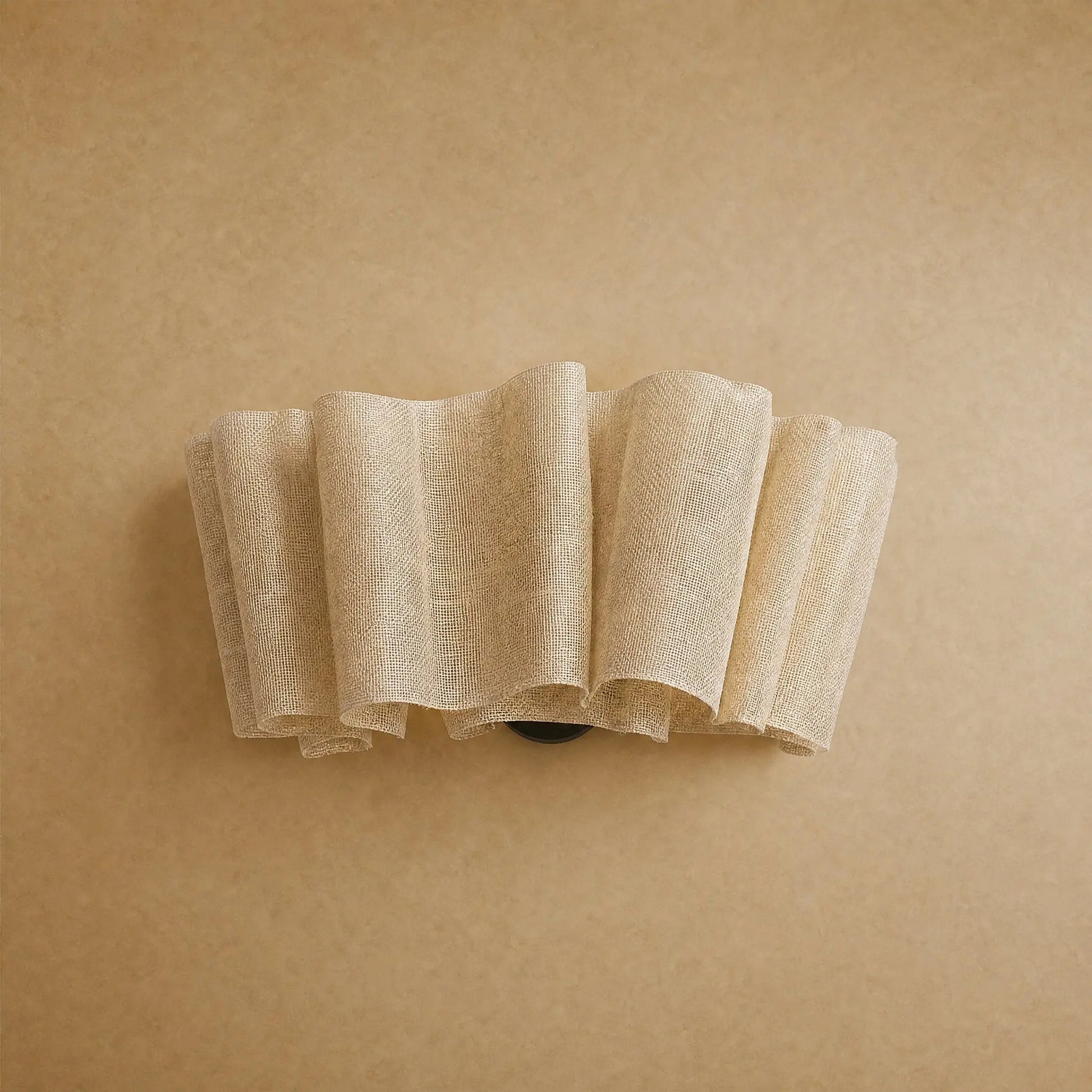 Applique murale en tissu plissé Rinaya L 43 cm, packshot studio | Delvanie