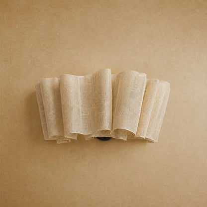 Applique murale en tissu plissé Rinaya L 43 cm, packshot studio | Delvanie