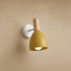 Applique murale scandinave Anveli, abat-jour jaune moutarde mat et bois clair | Delvanie