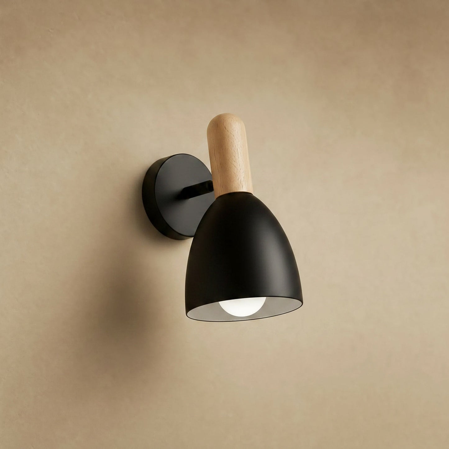Applique murale scandinave Anveli, abat-jour et platine noir mat, fût en bois clair | Delvanie