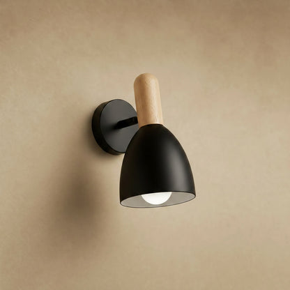 Applique murale scandinave Anveli, abat-jour et platine noir mat, fût en bois clair | Delvanie