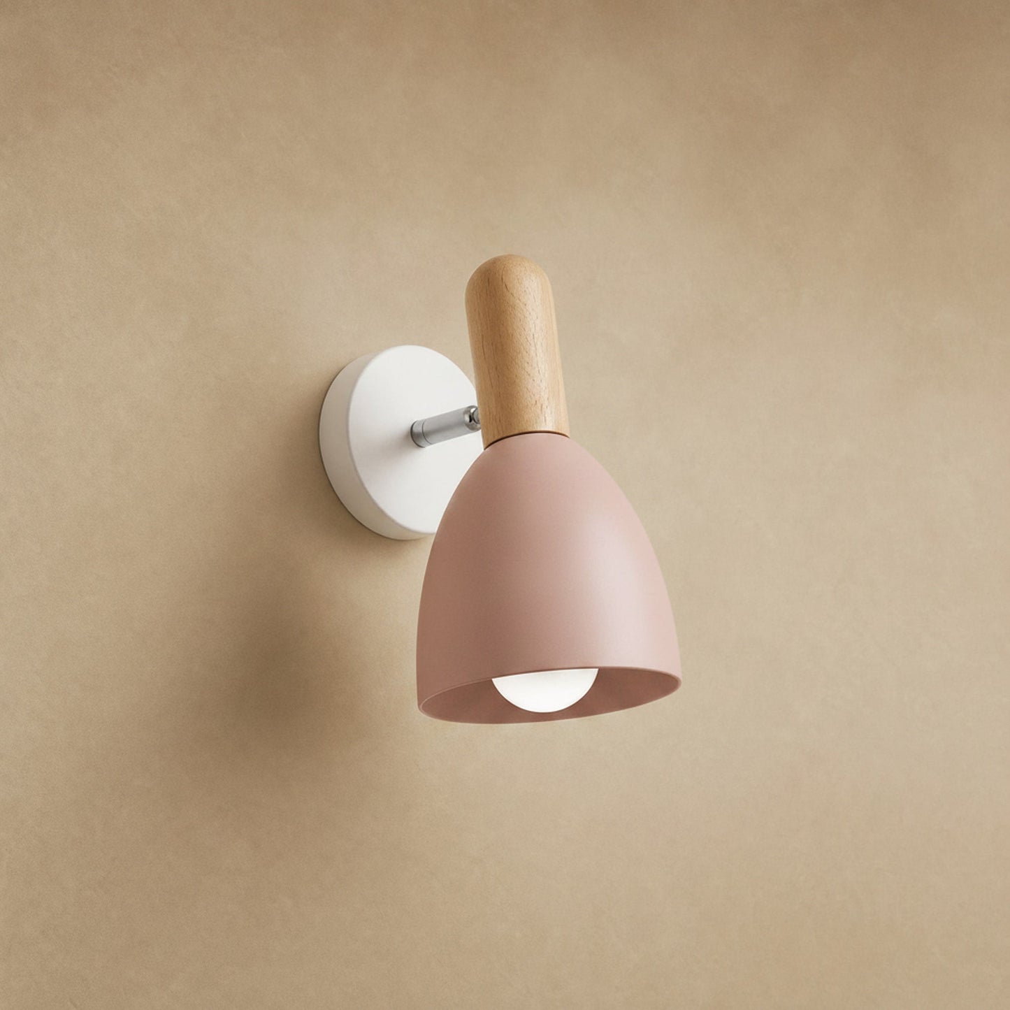 Applique murale scandinave Anveli, abat-jour rose poudré mat et bois clair | Delvanie