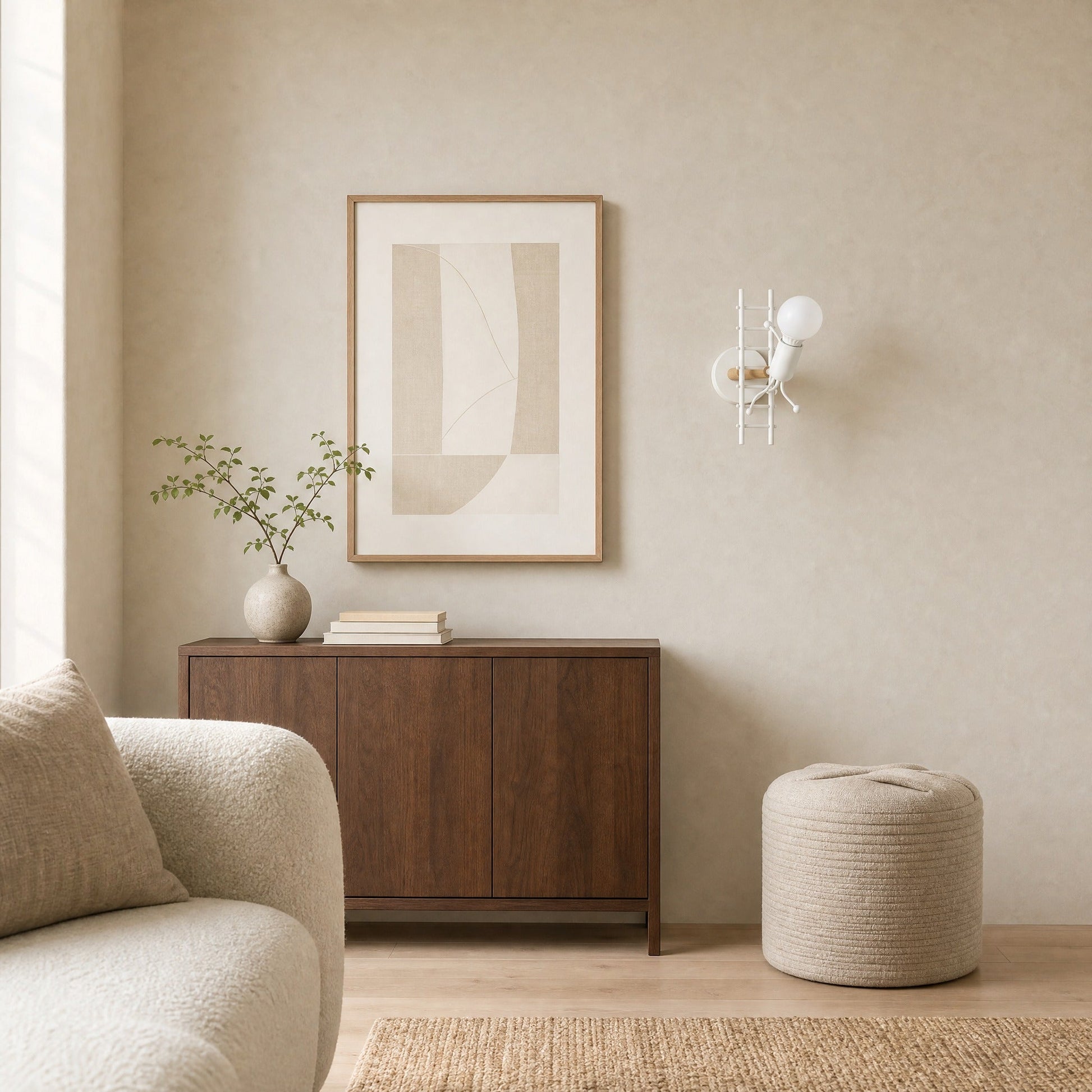 Applique murale blanche Divaro dans un salon japandi lumineux au dessus d une console en noyer | Delvanie