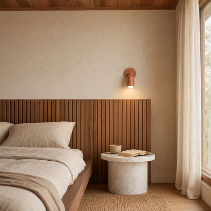 Applique murale Nolvina terracotta allumee au chevet d'une chambre japandi | Delvanie