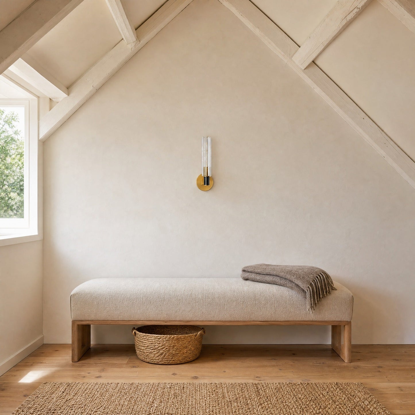 Applique murale cristal 1 lumière éteinte au-dessus d'une banquette de lin, chambre sous combles en plein jour | Delvanie