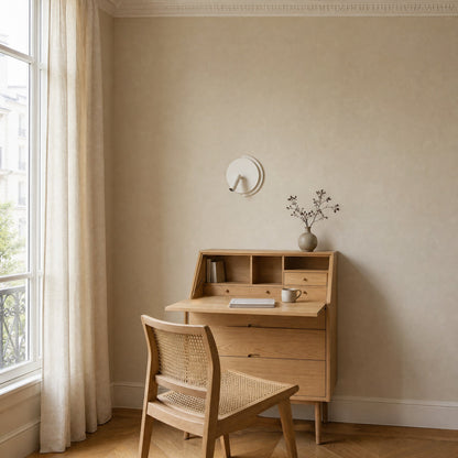 Applique murale double éclairage Falvetta blanche au-dessus d'un secrétaire en frêne, en plein jour | Delvanie