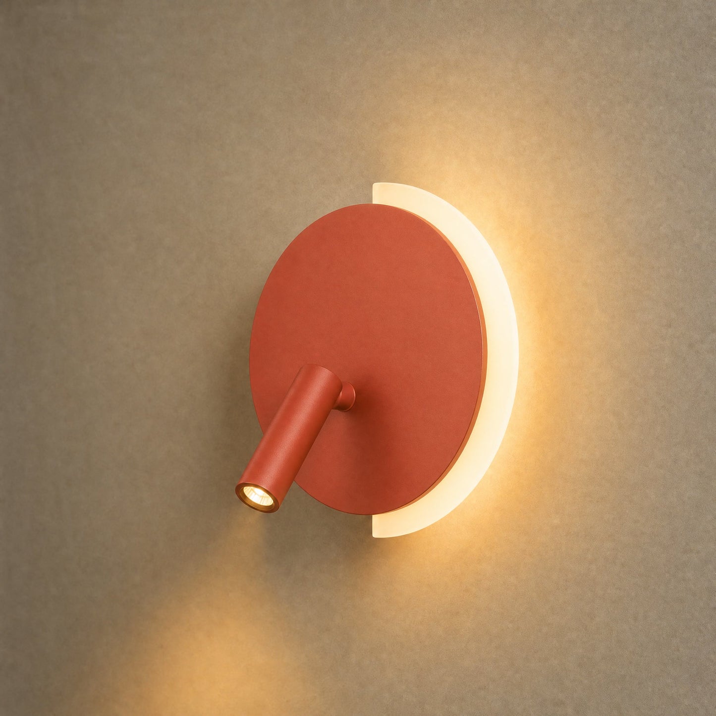 Applique murale double éclairage Falvetta orange terracotta allumée, packshot | Delvanie