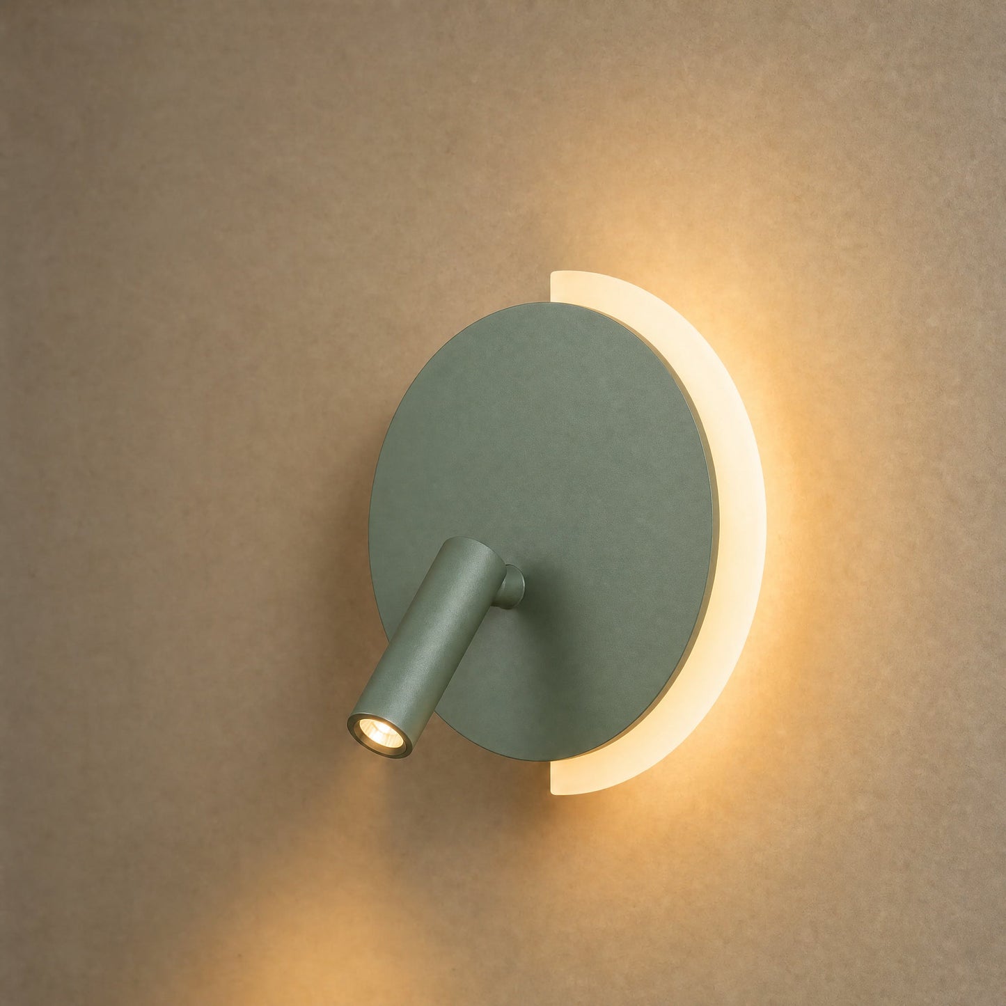 Applique murale double éclairage Falvetta vert sauge allumée, packshot | Delvanie