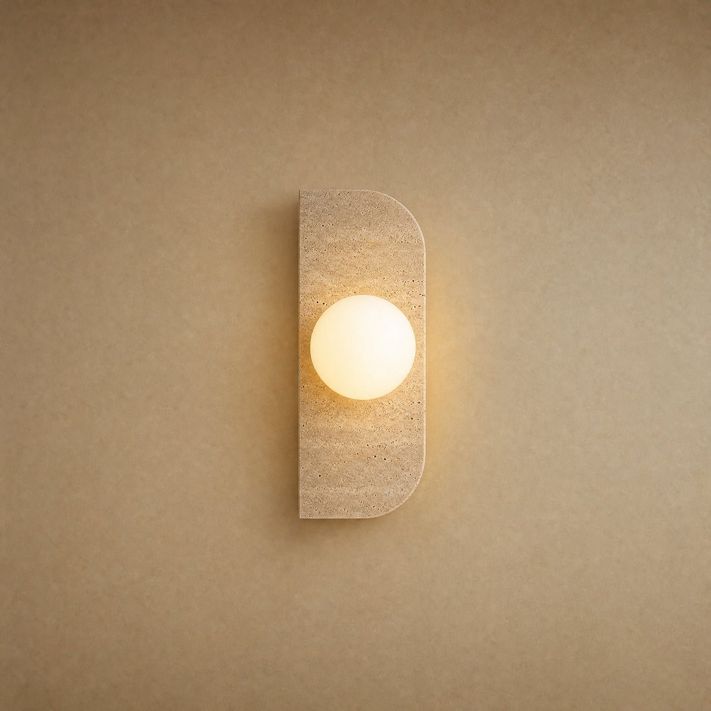 Applique murale globe en travertin naturel, une sphère de verre opalin, modèle Barre 1 Globe | Delvanie