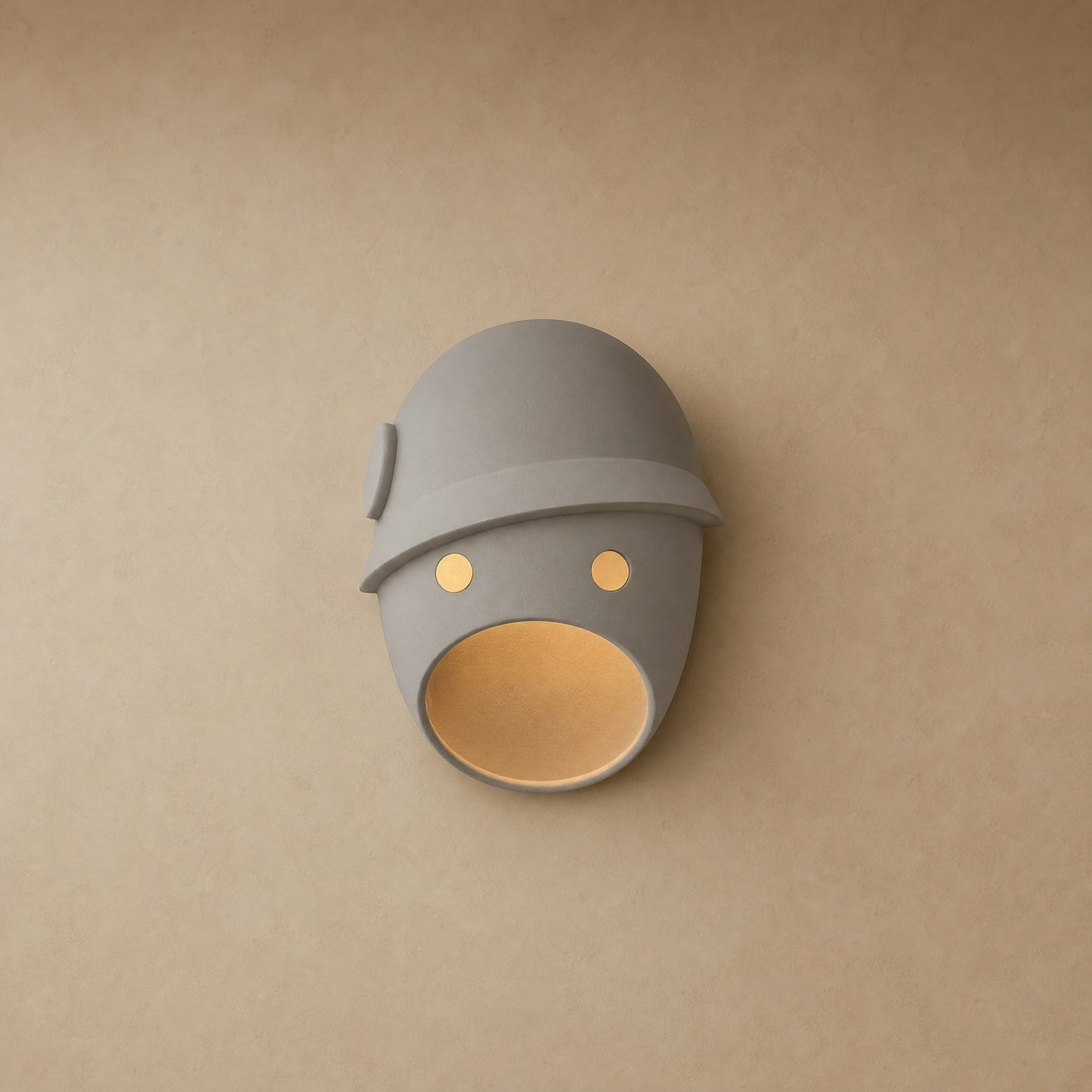 Applique murale originale Sarnoa, visage sculpté en résine mate grise, modèle Casque | Delvanie