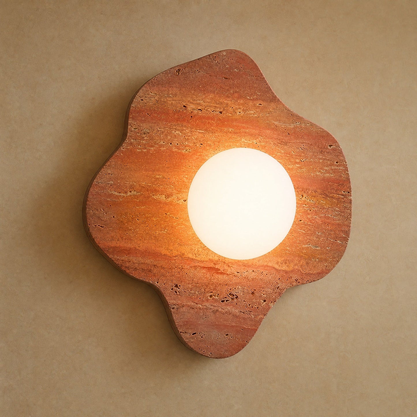 Applique murale terracotta en travertin, format Corolle 29 x 28 cm, globe de verre dépoli allumé | Delvanie