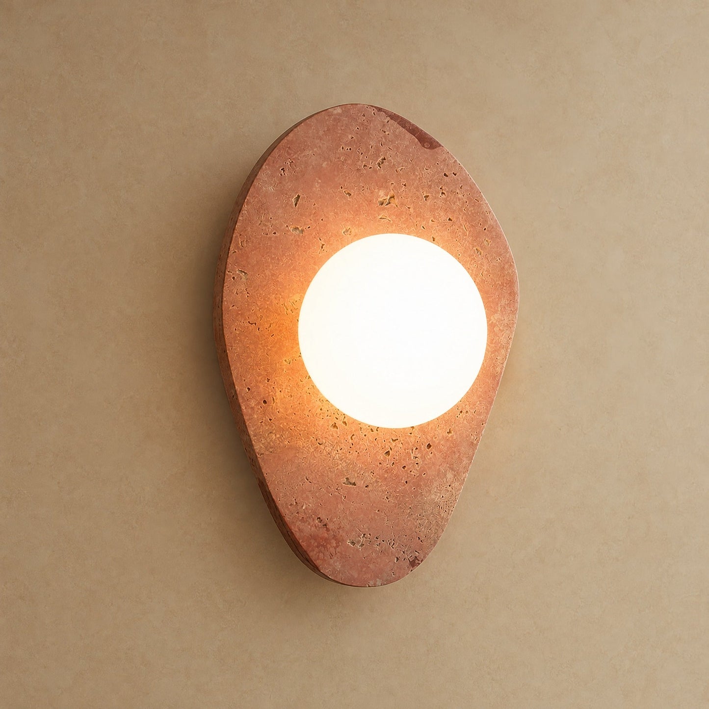 Applique murale terracotta en travertin, format Galet 20 x 30 cm, globe de verre dépoli allumé | Delvanie