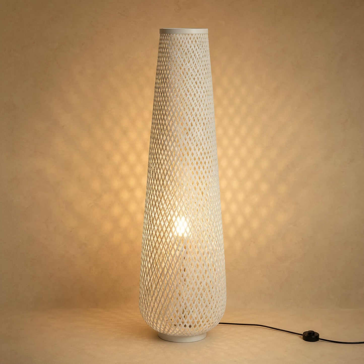 Lampadaire bambou Yanoki finition blanche allumé, tressage en résille de losanges | Delvanie