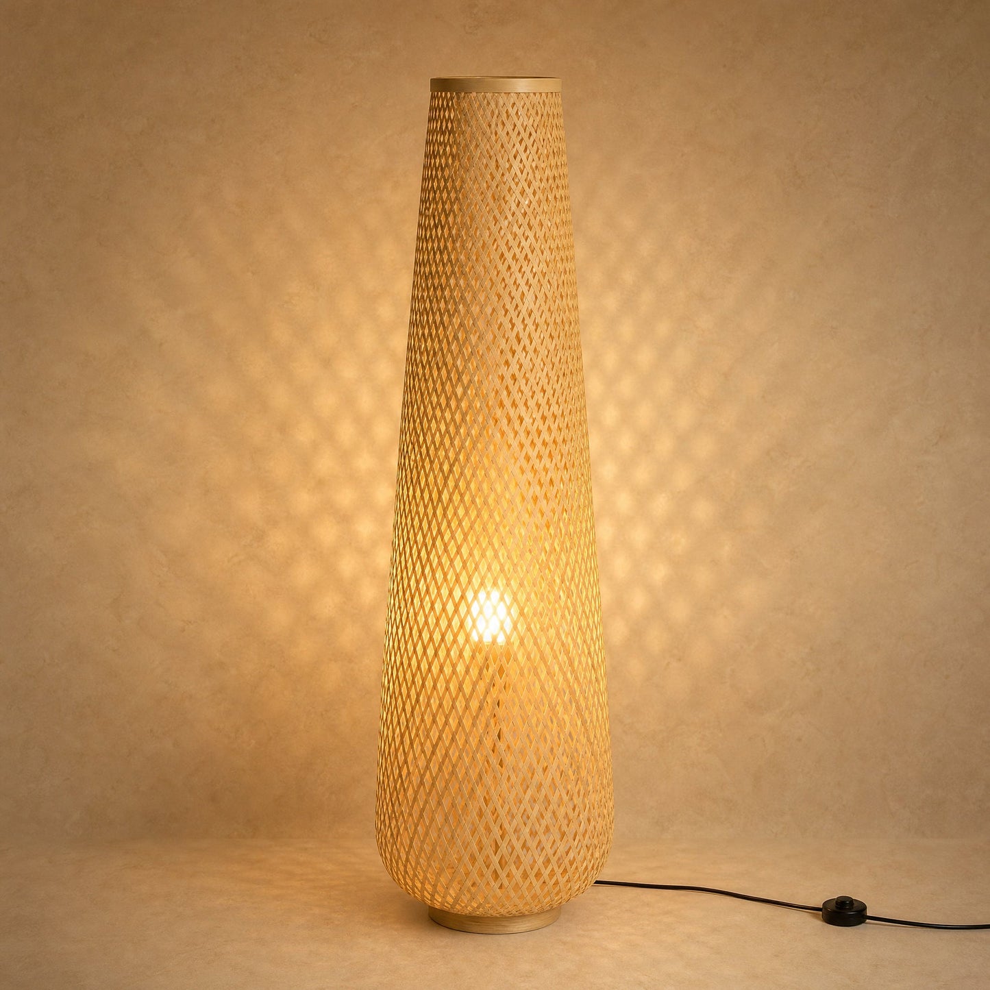 Lampadaire bambou Yanoki allumé, fuseau tressé main finition bambou naturel, 93 cm | Delvanie