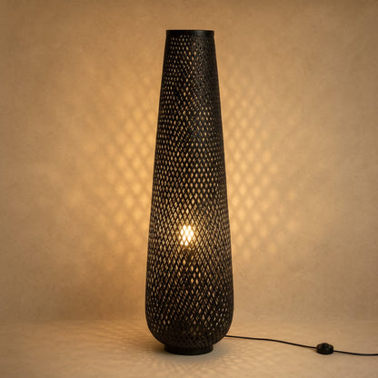 Lampadaire bambou Yanoki finition noire allumé, tressage en résille de losanges | Delvanie