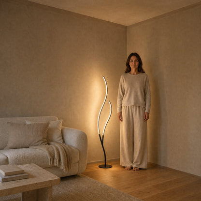 Lampadaire LED Ramillo allumé dans un angle de séjour contemporain à la tombée de la nuit | Delvanie