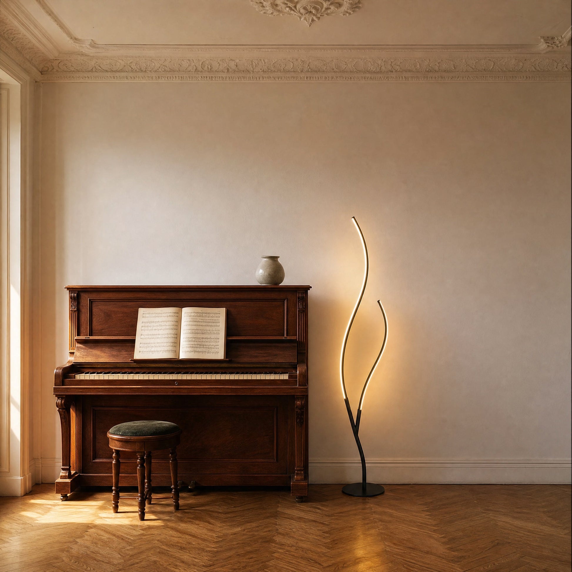Lampadaire LED Ramillo noir mat à côté d'un piano droit dans un salon haussmannien | Delvanie