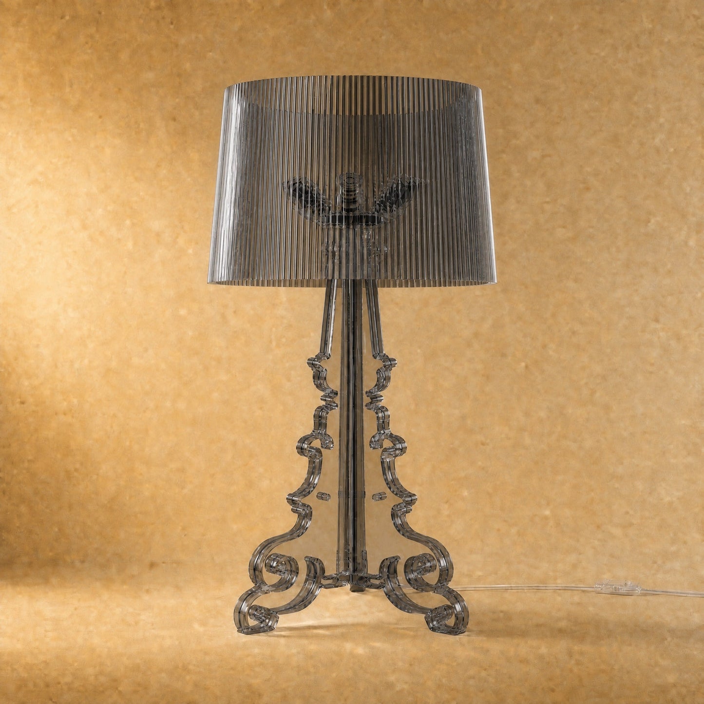 Lampe baroque Rivento en acrylique noir fumé translucide, colonne à volutes et abat-jour cannelé, vue de face | Delvanie