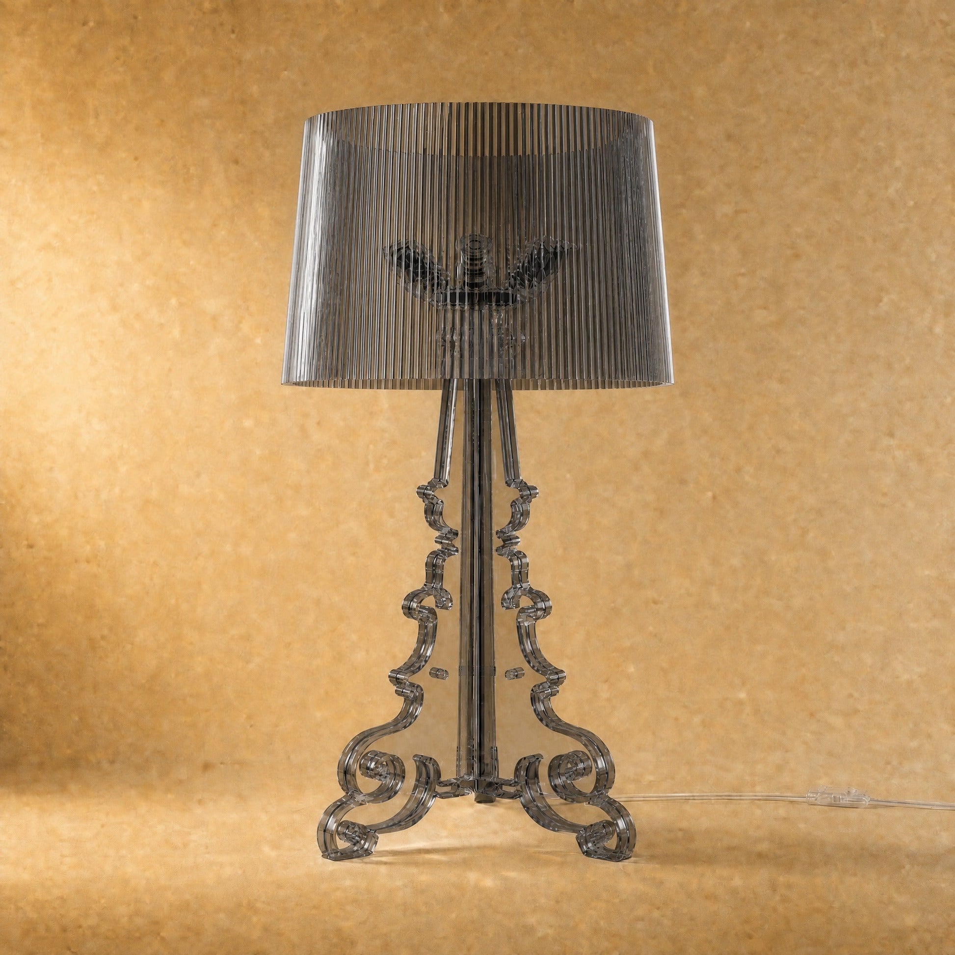 Lampe baroque Rivento en acrylique noir fumé translucide, colonne à volutes et abat-jour cannelé, vue de face | Delvanie