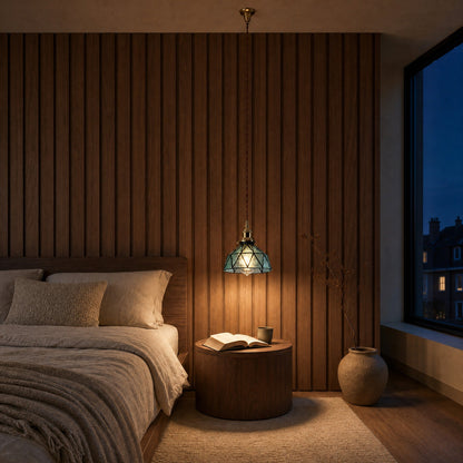 Lampe vitrail Mosaira bleue suspendue au-dessus d'une table de chevet en noyer | Delvanie