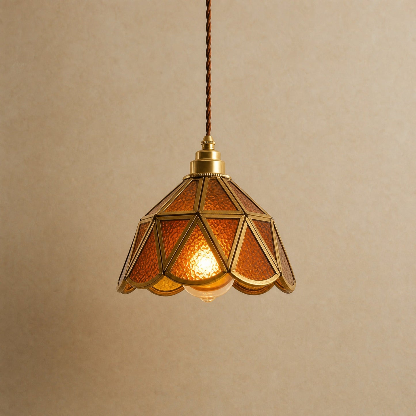 Lampe vitrail Mosaira, corolle en verre ambre sertie de laiton doré à bord festonné | Delvanie