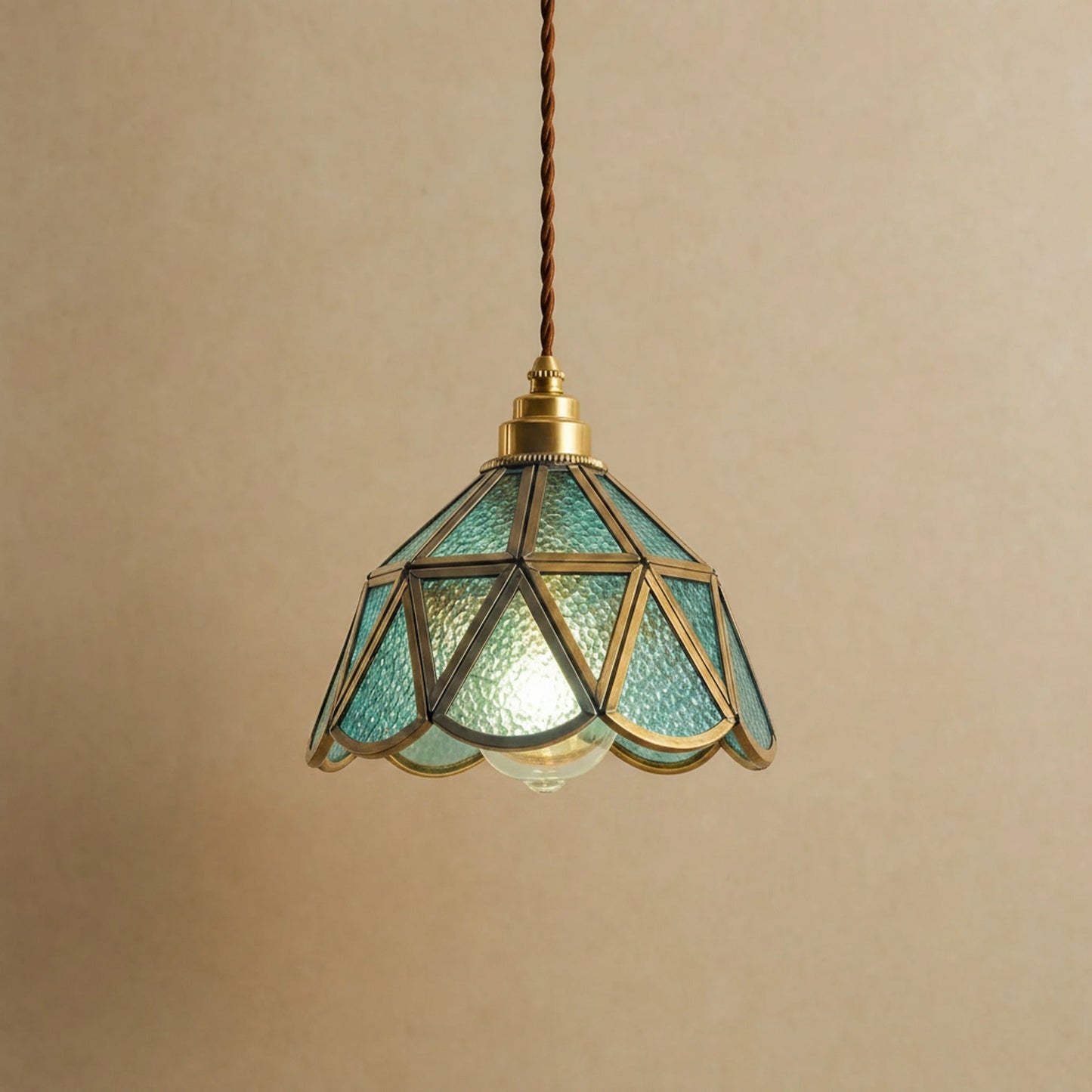 Lampe vitrail Mosaira, corolle en verre bleu turquoise sertie de laiton doré | Delvanie