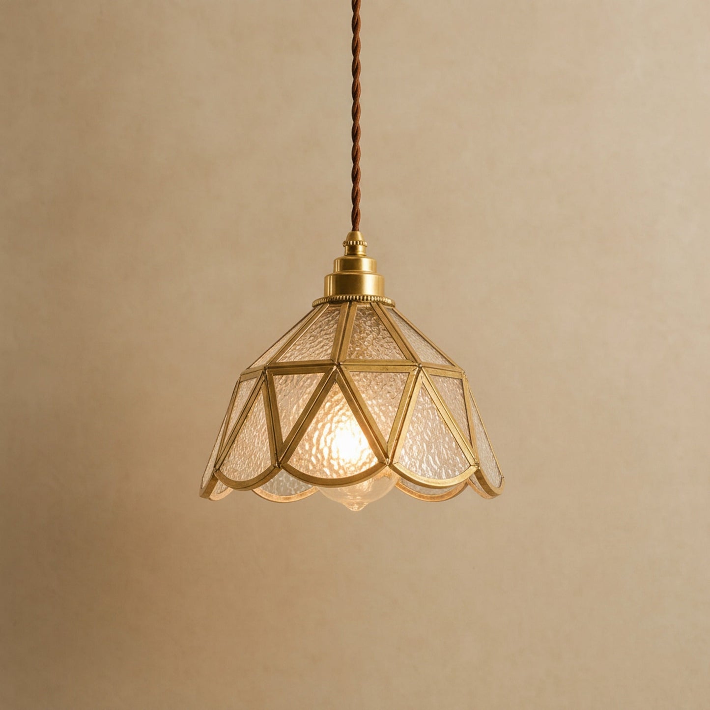 Lampe vitrail Mosaira, corolle en verre transparent texturé sertie de laiton doré | Delvanie