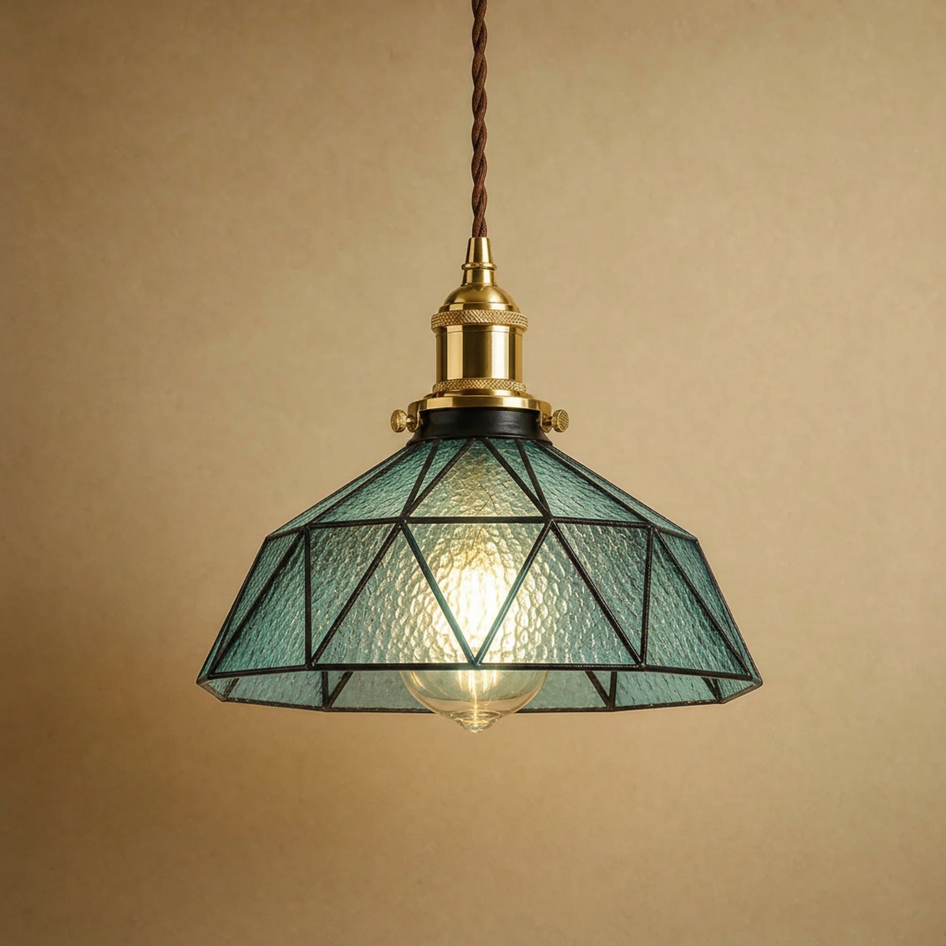 Lampe vitrail Mosaira, coupole facettée en verre bleu vert et plomb noir | Delvanie