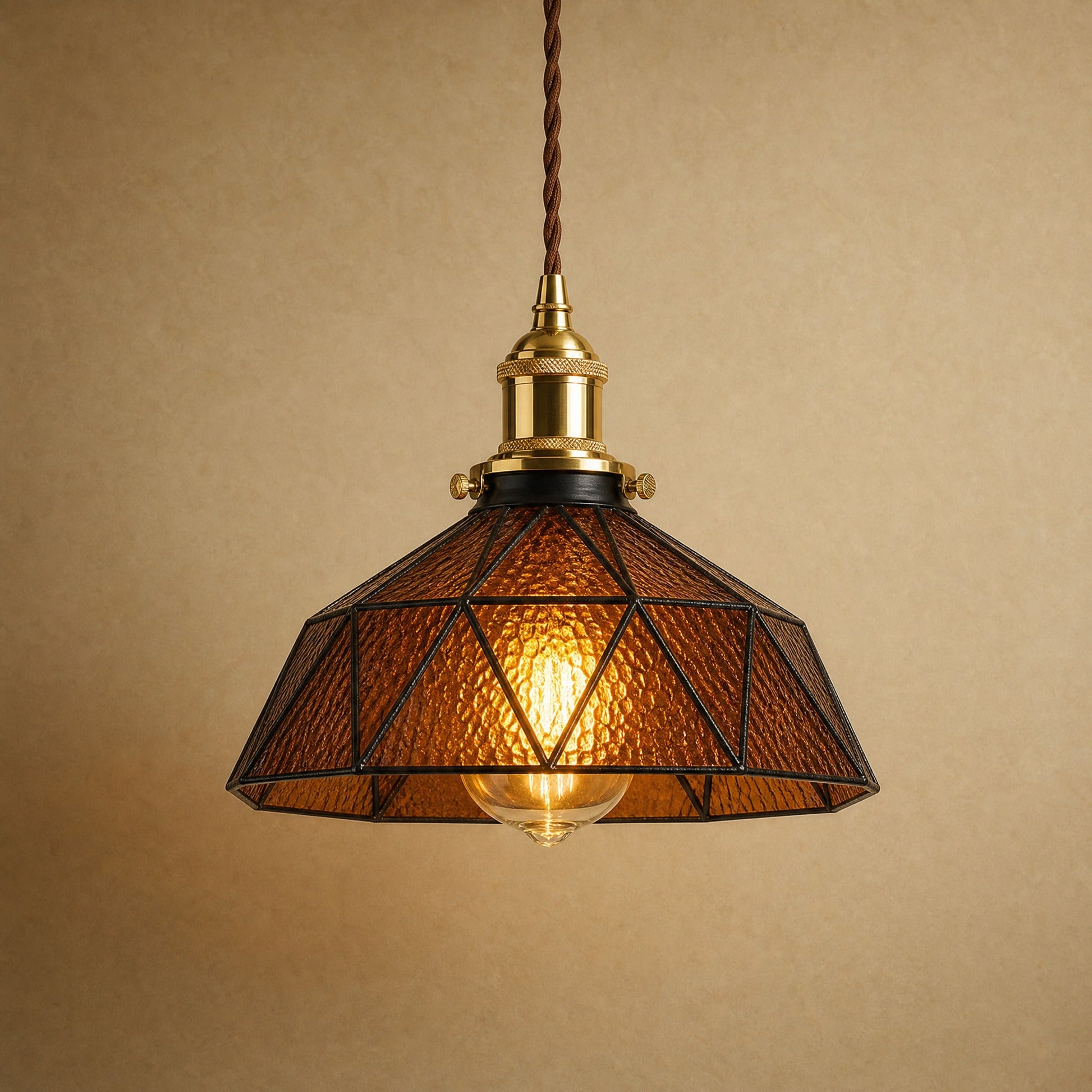 Lampe vitrail Mosaira, coupole facettée en verre cathédrale brun thé sertie de plomb noir | Delvanie