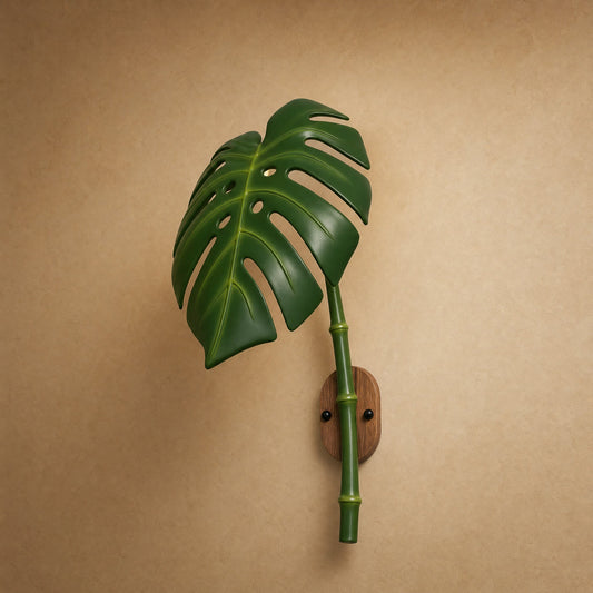 Luminaire extérieur mural Foliane, grande feuille de Monstera en résine vert forêt sur tige effet bambou et platine ovale bois | Delvanie