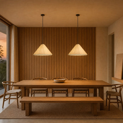Duo de lustres papier de riz au-dessus d'une table, mur en bois clair | Delvanie