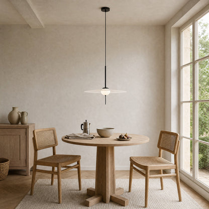 Suspension Marlova au-dessus d'une table ronde de coin petit déjeuner, en plein jour près de la fenêtre | Delvanie