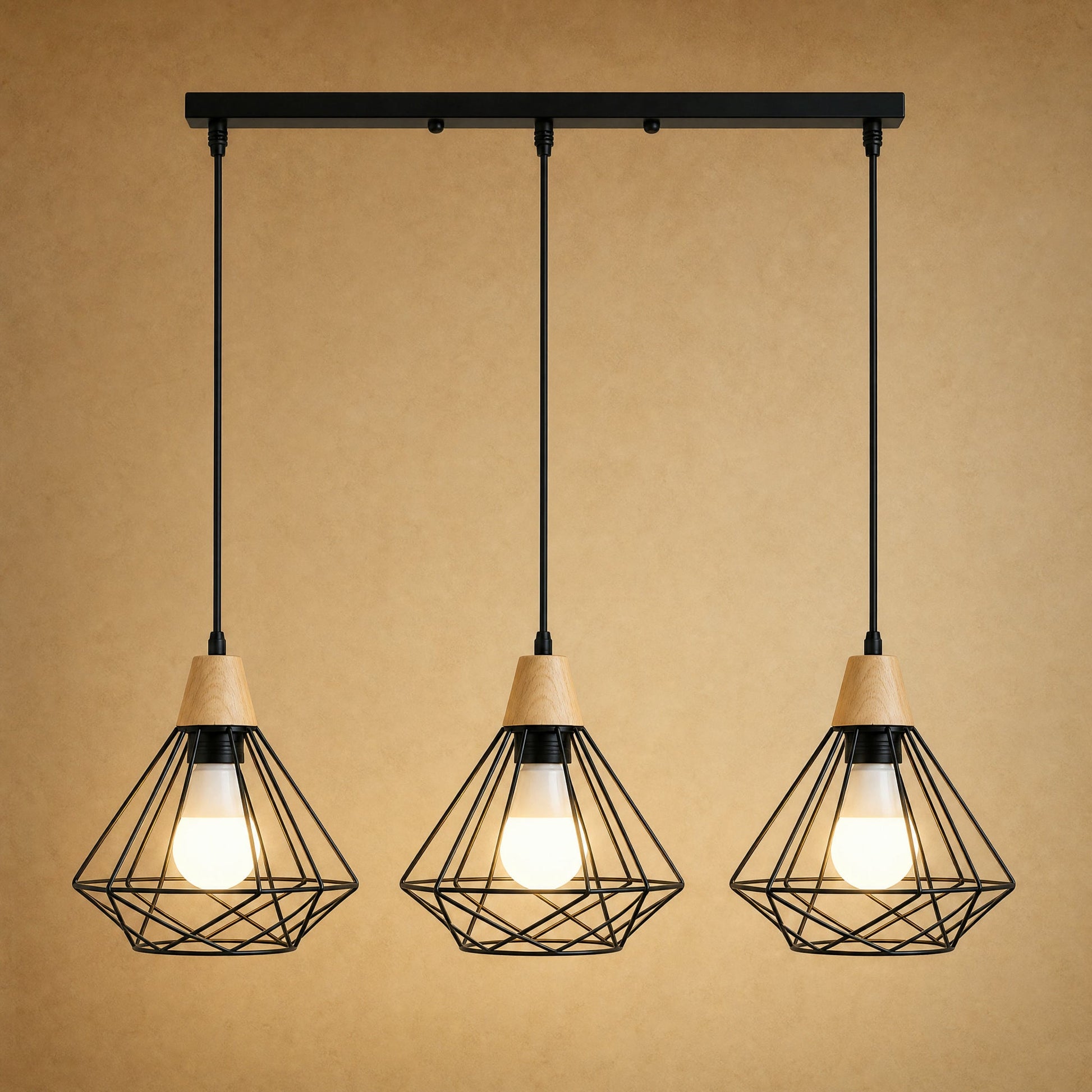 Suspension industrielle 3 têtes alignées, cage diamant en fer noir et bois clair | Delvanie