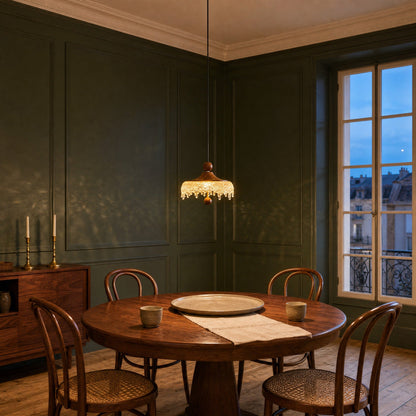 Petite suspension Aubine allumée au-dessus d'une table ronde en noyer, salle à manger à lambris vert | Delvanie